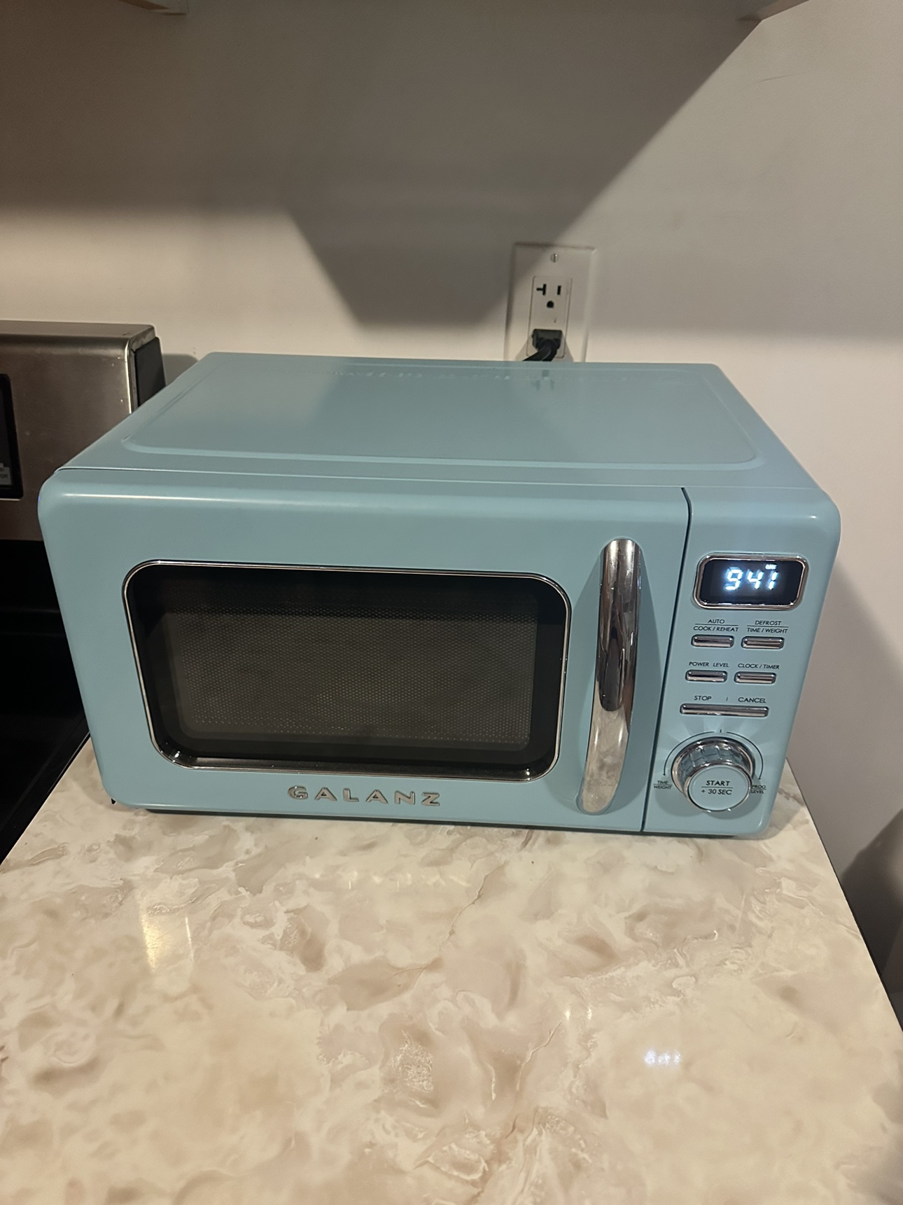 Retro-inspired microwave