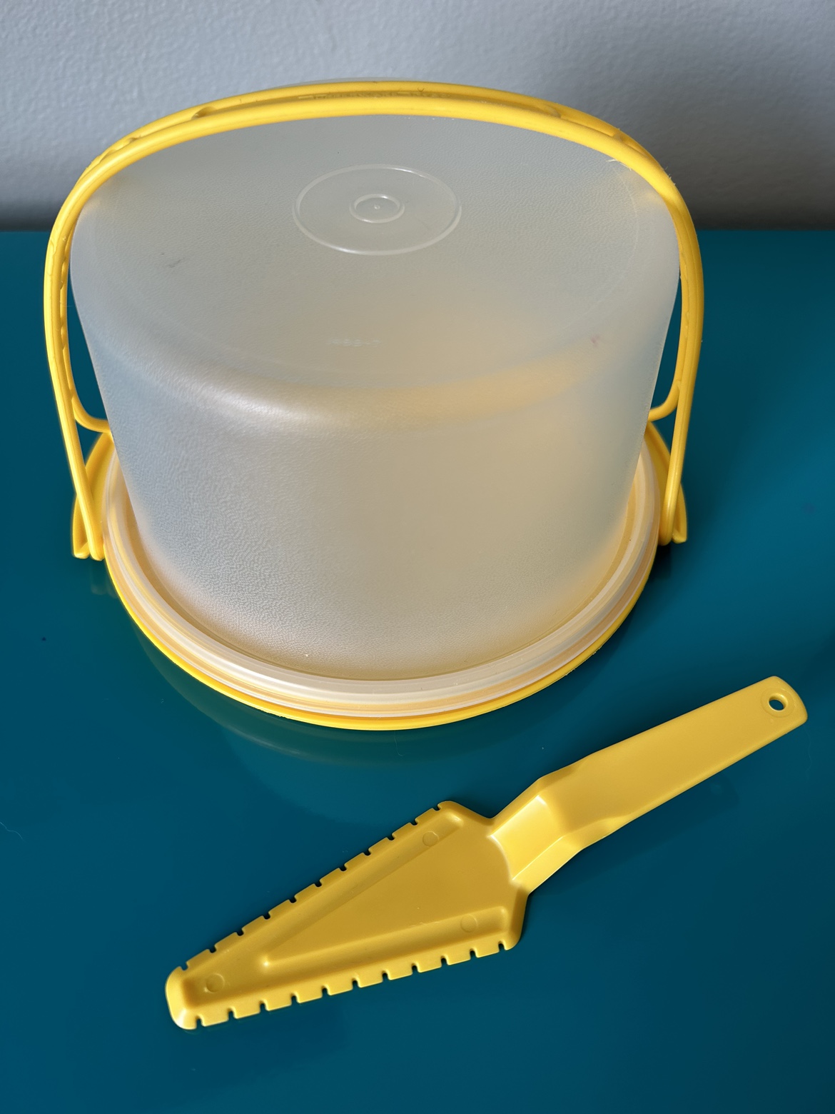 Yellow Tupperware Toys Mini Cake Taker w/ Handle and Cake Server