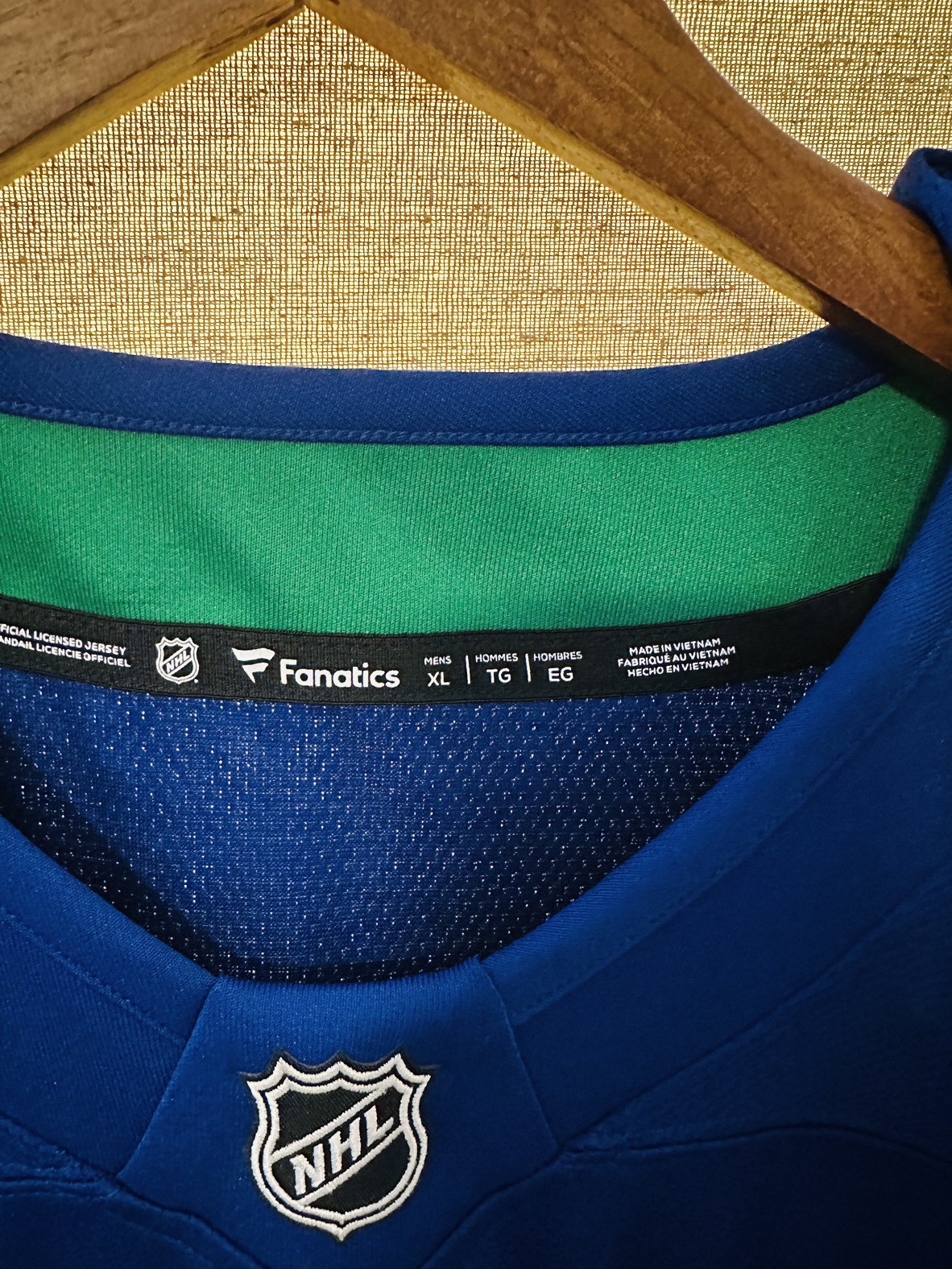 Women’s xl Canucks Jersey - photo 2
