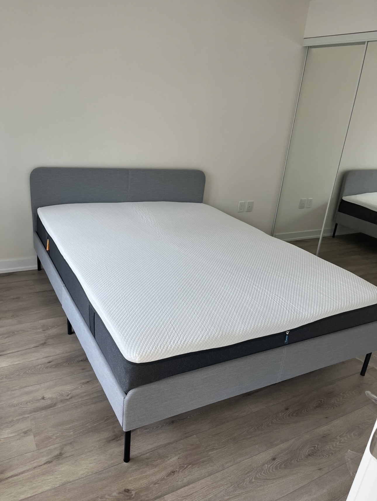 Queen bed frame - photo 2