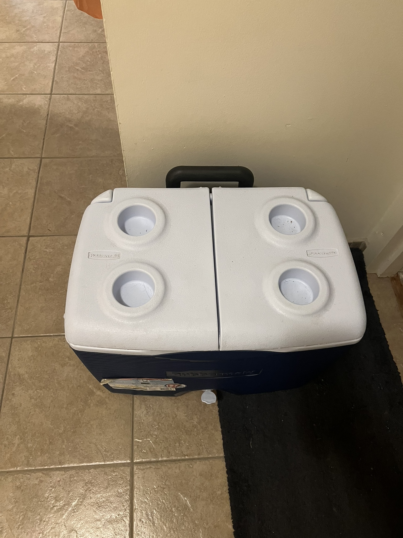 Rubbermaid cooler 45qt - photo 2