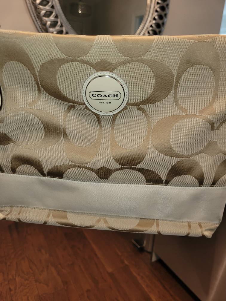 Coach Crossbody Purse **IN EXCELLENT CONDITION** image indicator(3)