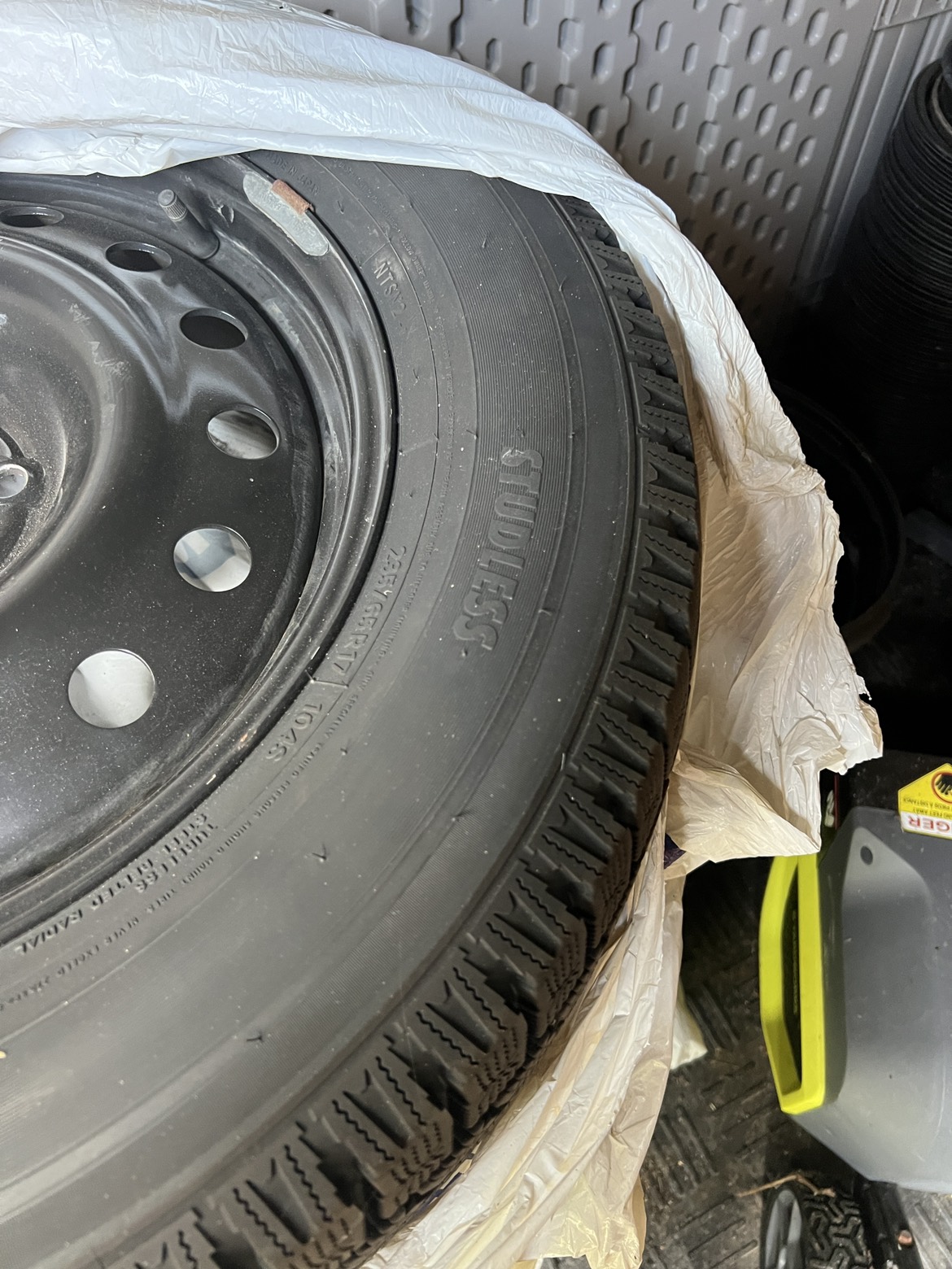 snow tire 90%new with rim for honda crv