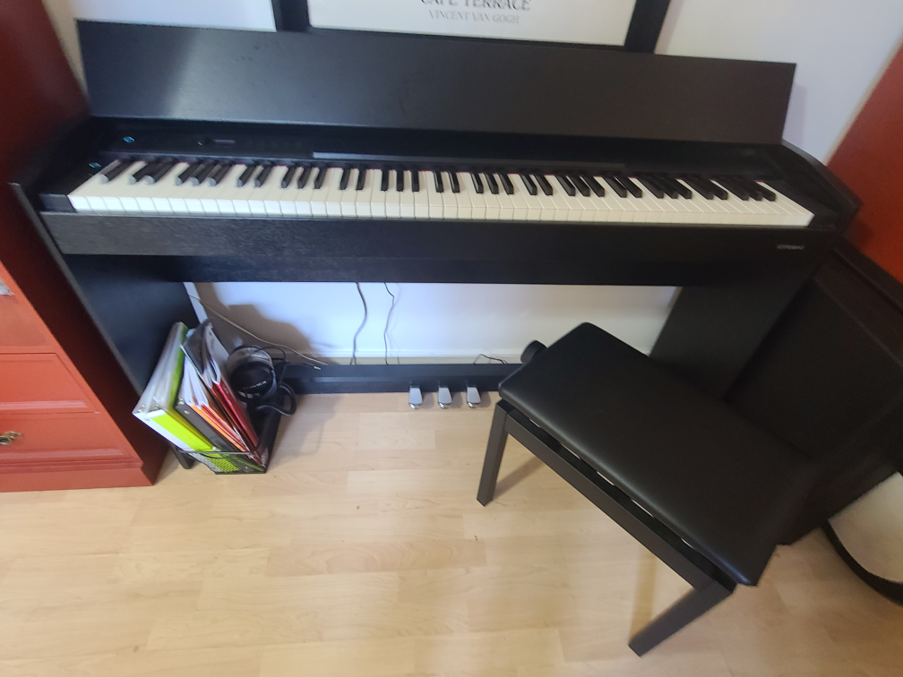 ROLAND F701 Digital Piano