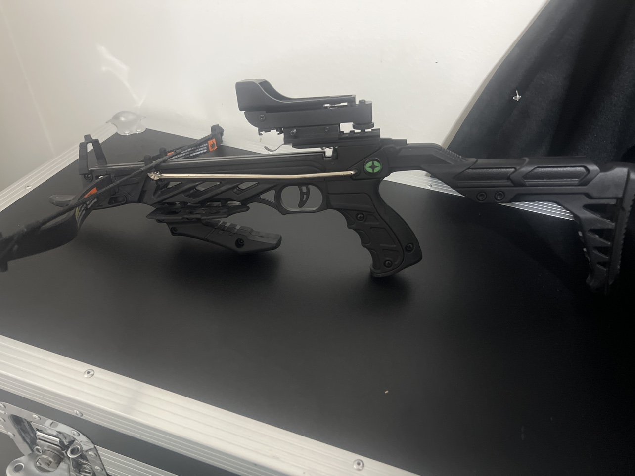 Pistol crossbow with 8 aluminum bolts & 8 plastic bolts thumbnail