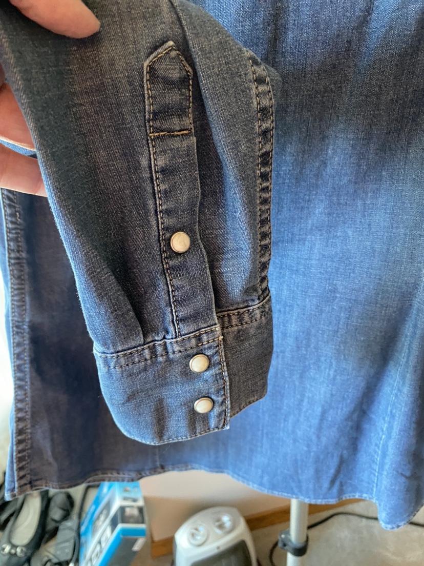 Ladies Levi’s denim shirt - sz med - photo 5