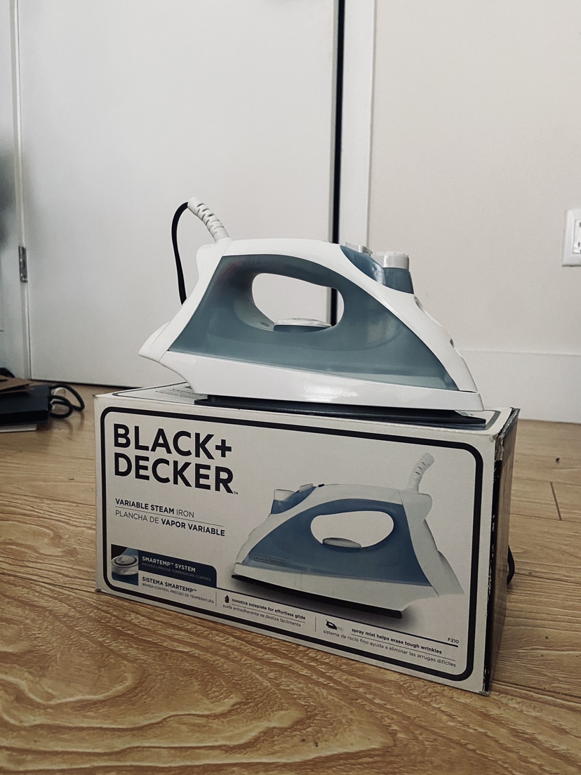 MUST GO (before 7/29) - Black+Decker Steam Iron - photo 3