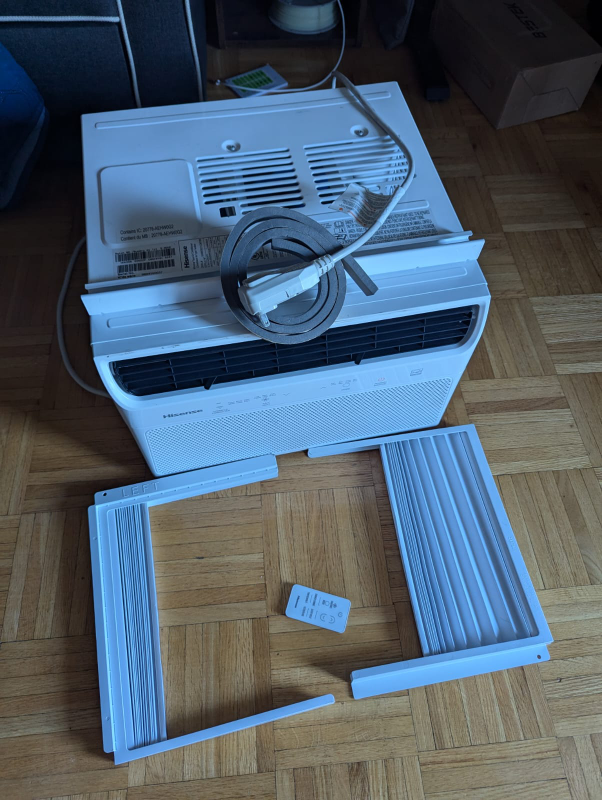 Hisense window air conditioner, 8000 BTU + WiFi, like new thumbnail