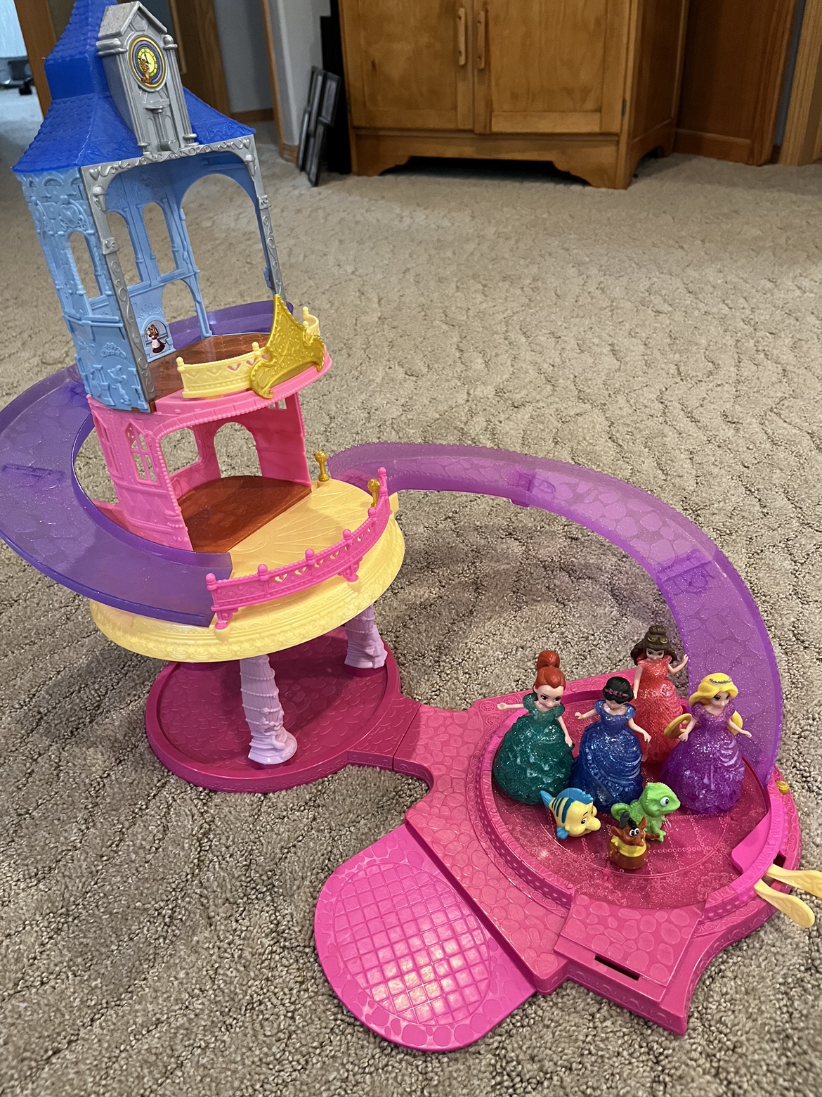 Disney princesses with castle - photo 2