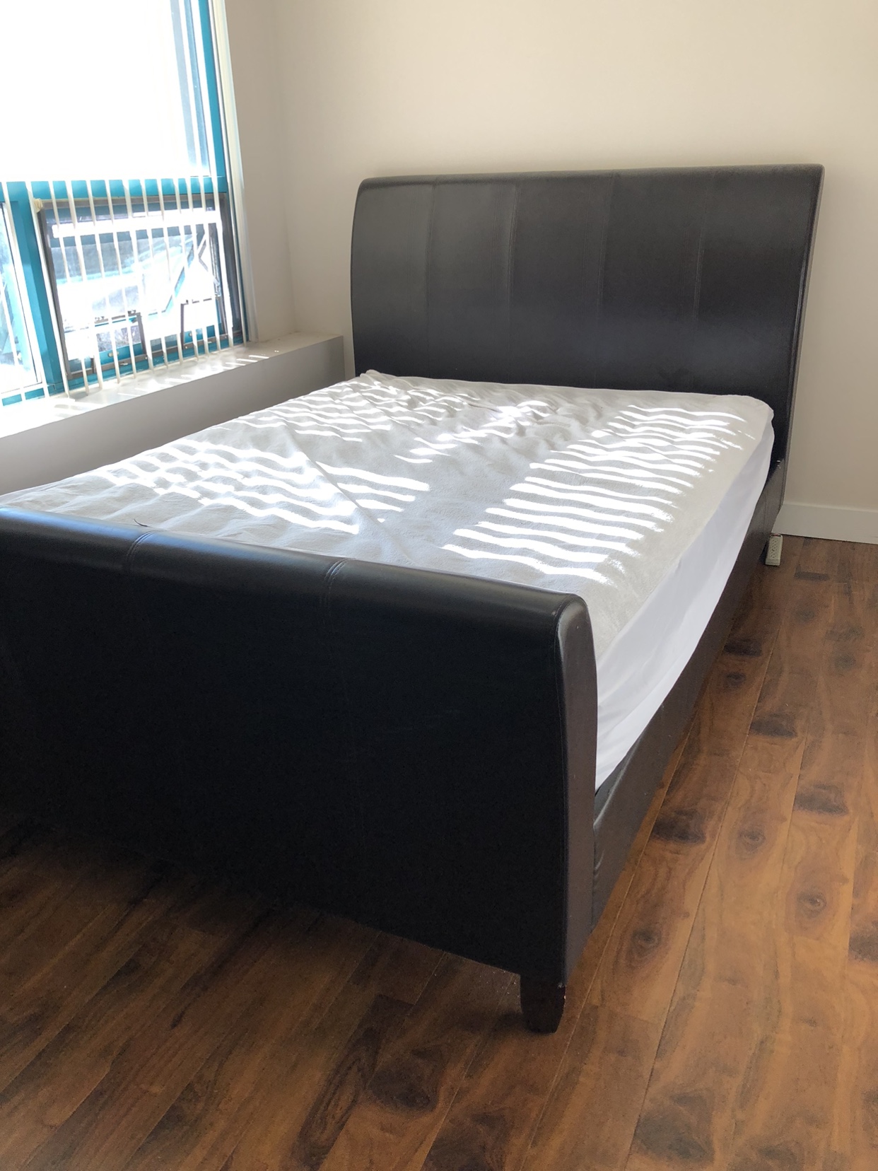 Queen Bedroom Set (Bed with mattress,dresser and night table) - photo 4