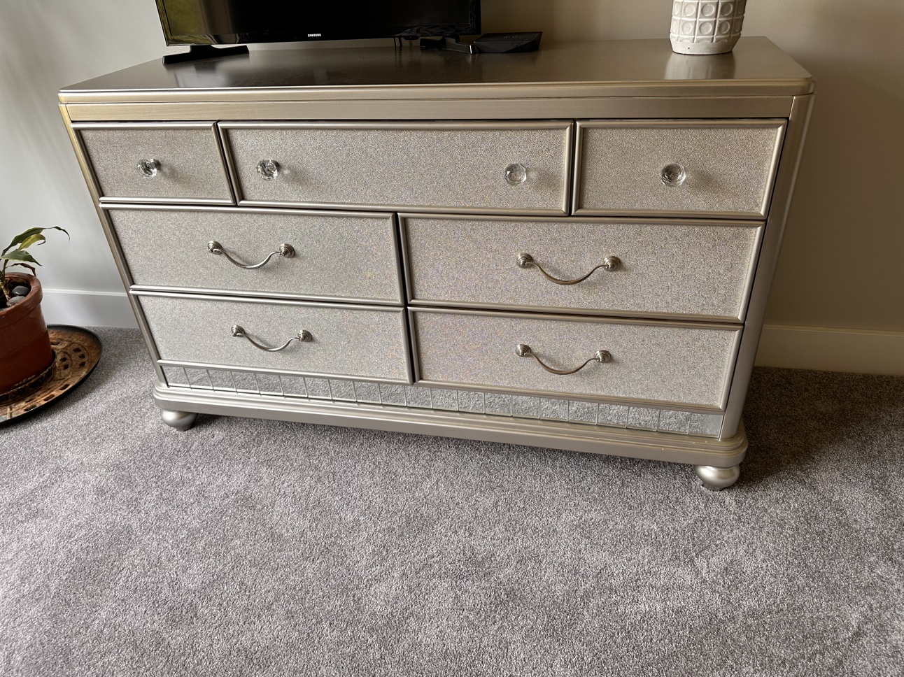 King bedroom suite, 1 set linens, W&W/O mattress - photo 3