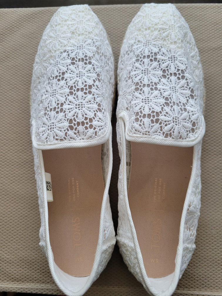 Tom's Women's size 9, tried on but never worn. image indicator(2)