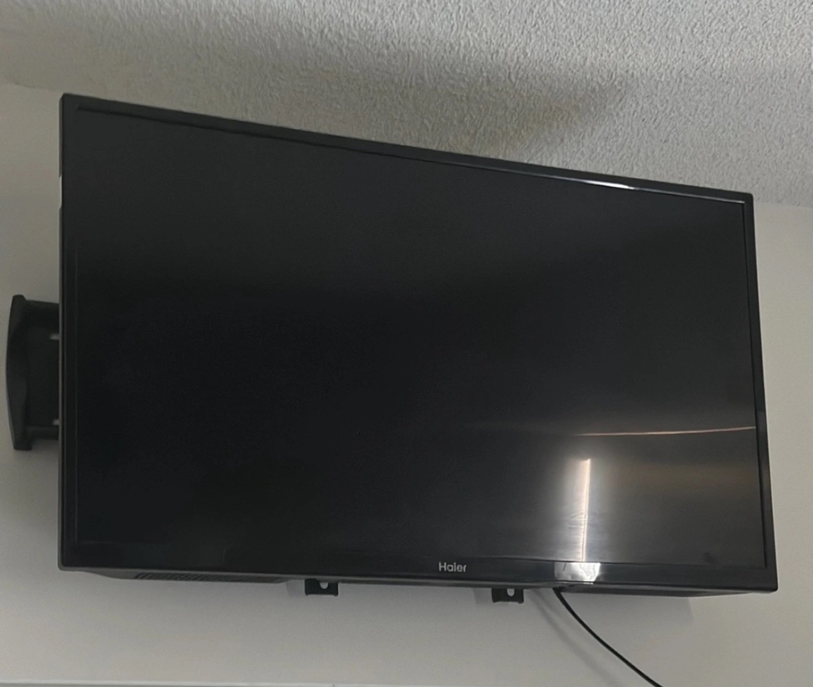 HDTV Haier 32” - Remote & Wall Mount