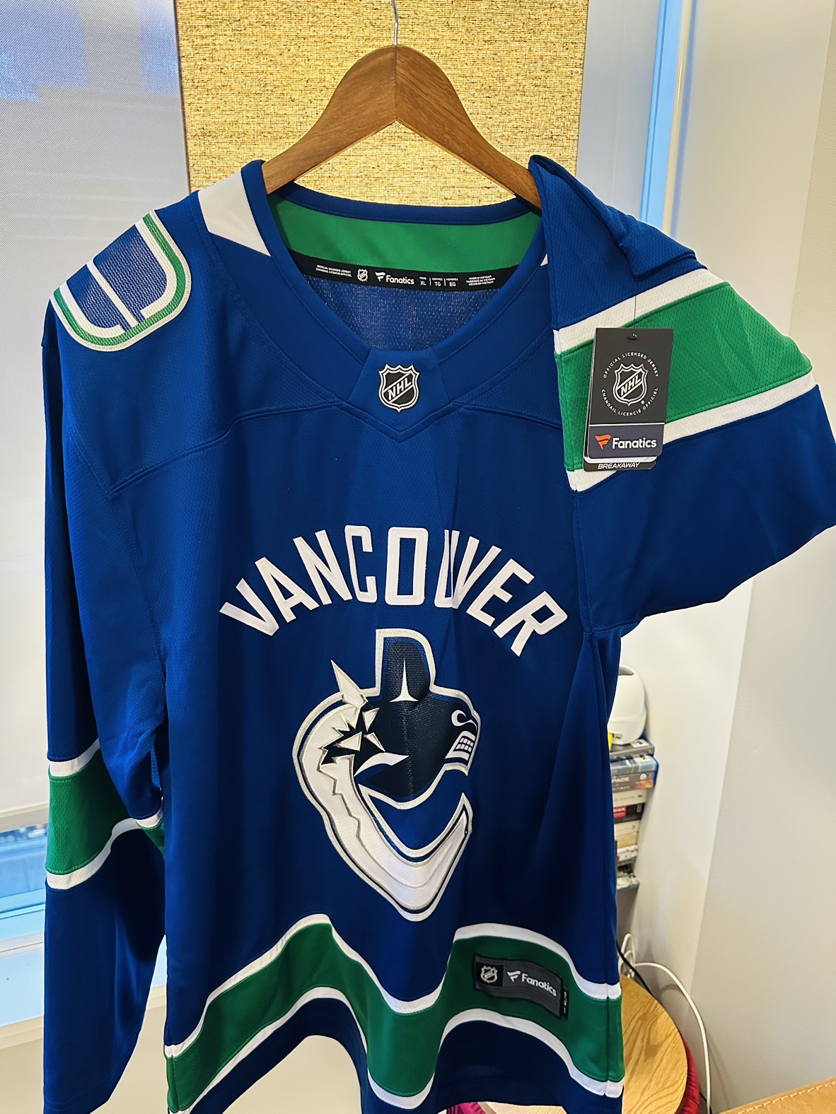 Women’s xl Canucks Jersey