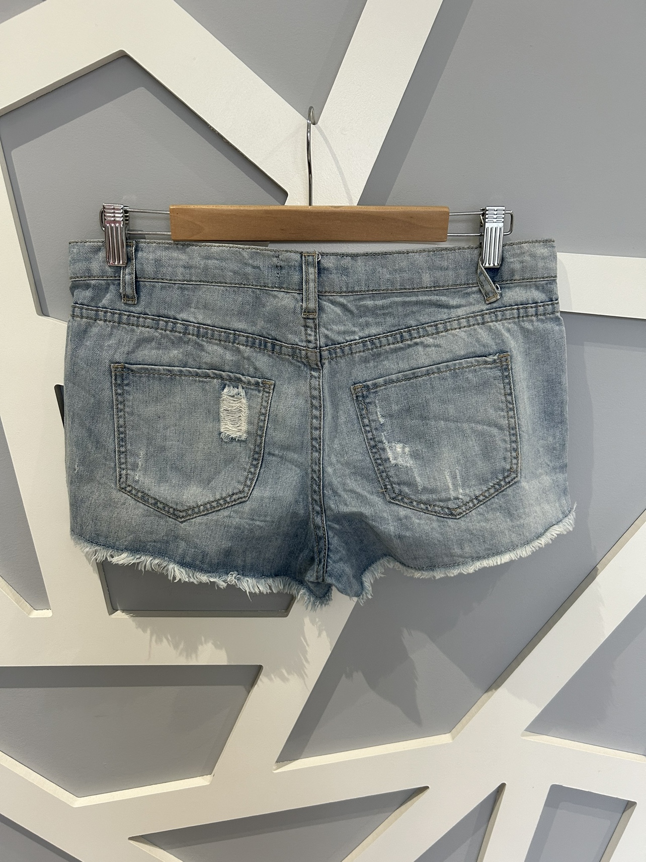 Women’s Shorts image indicator(4)