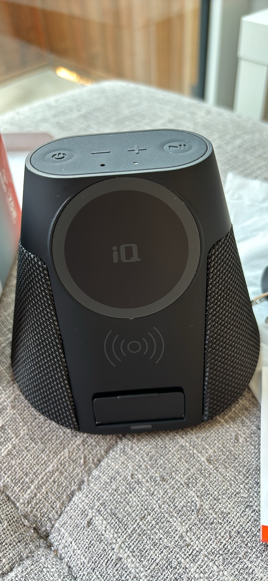 Home Speaker iQ Wave with MagSafe Wireless Charging image indicator(4)