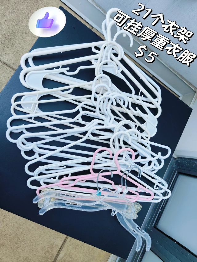 21 Pieces Cloth hangers, Total For $5 thumbnail