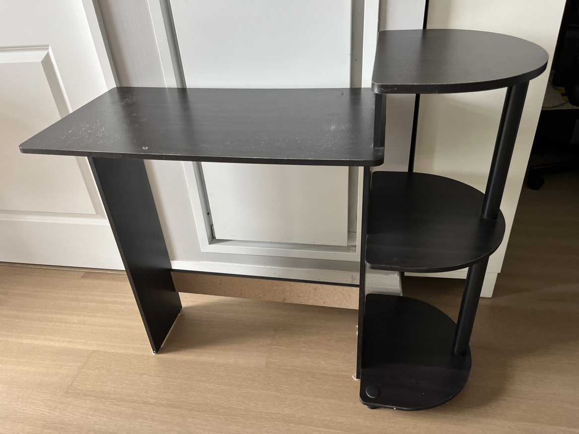 Lamisha Computer Desk in good condition