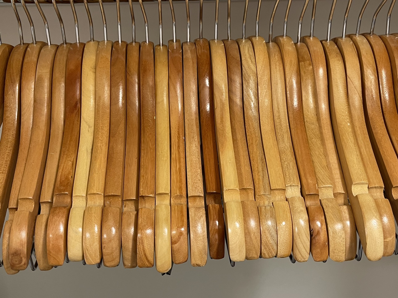 30 KIDS WOOD HANGERS with clips image indicator(2)