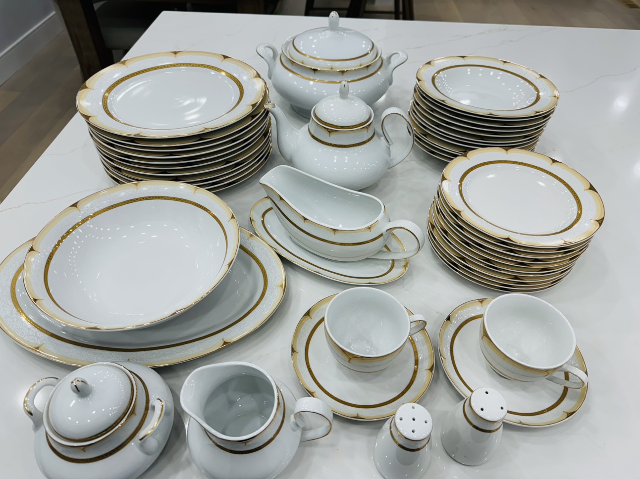 Classic gold dinnerware set for 10 thumbnail