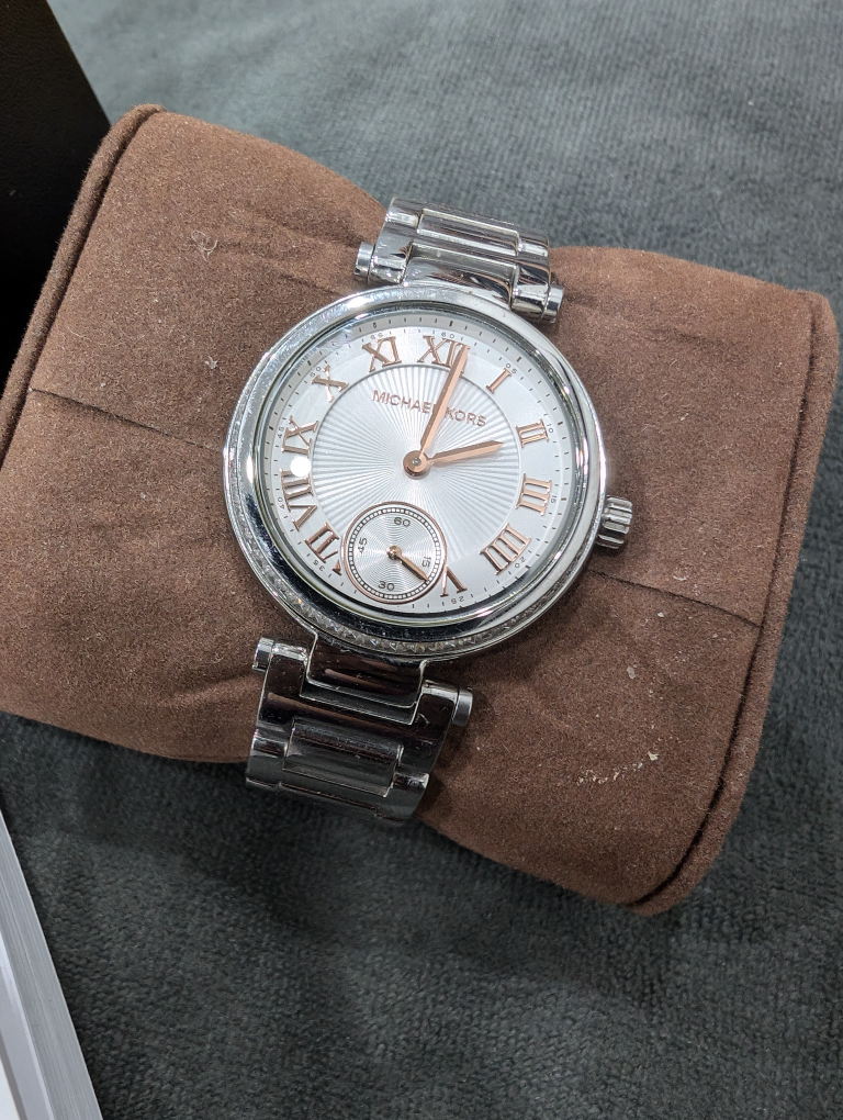 Silver Micheal Kors Watch image indicator(3)