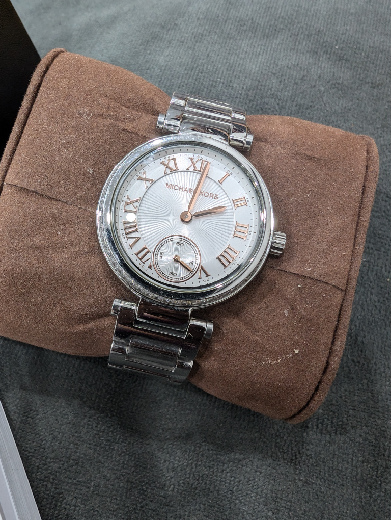 Silver Micheal Kors Watch image indicator(5)