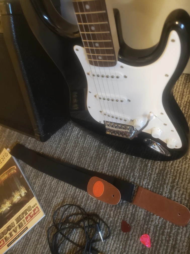 Fender Squier Package All You Need to Play. Great Cond - photo 2