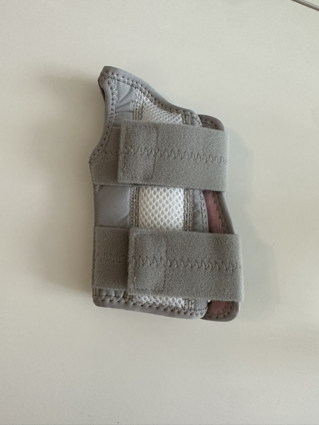 Women’s left wrist brace image indicator(4)