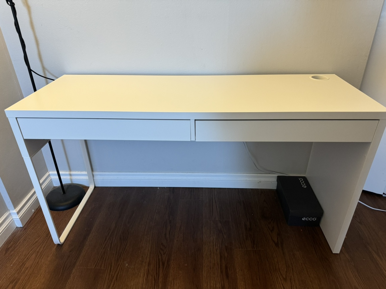 Desk - photo 2