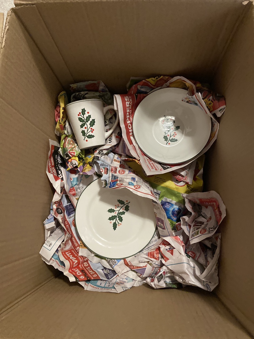 12 pc plate and bowl set + 2 mugs! image indicator(3)