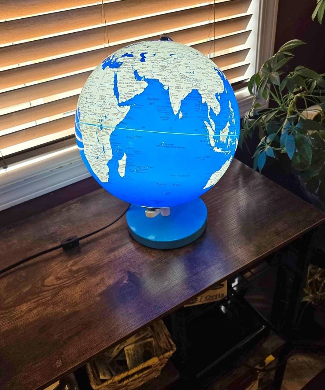 12" Light Up Globe - Like New thumbnail