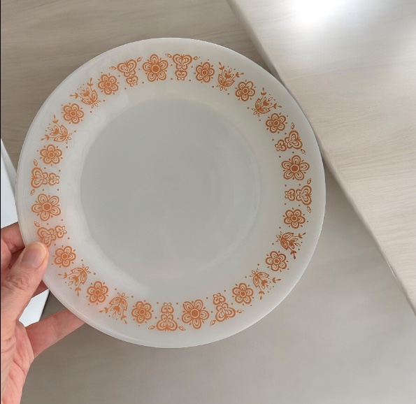 Termo Rey Milk Glass Dinner Plate Butterfly Gold Design 9"D image indicator(3)