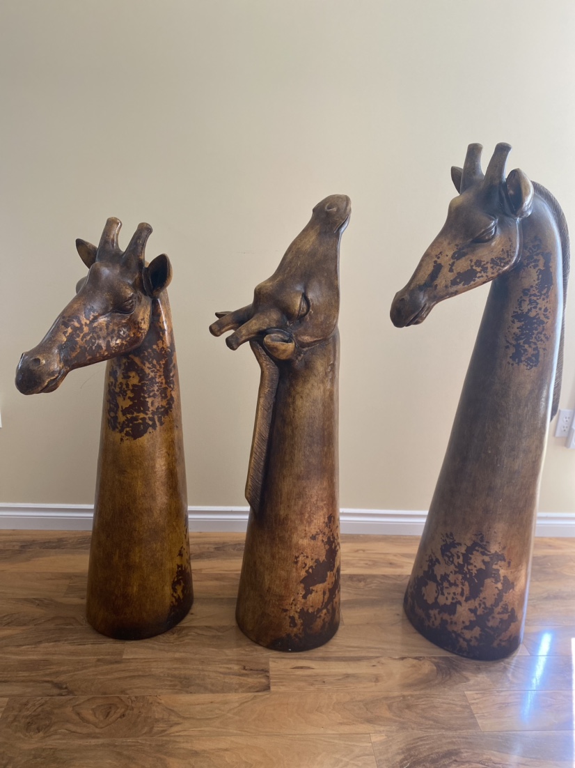 Free standing giraffe busts (3)