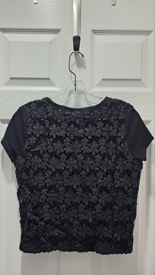 Gap black tshirt with crocheted flower back design - photo 3