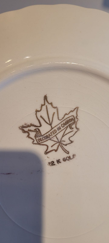 #freecycle London, Ontario Decorative Plate with 22 K Gold Rim image indicator(2)