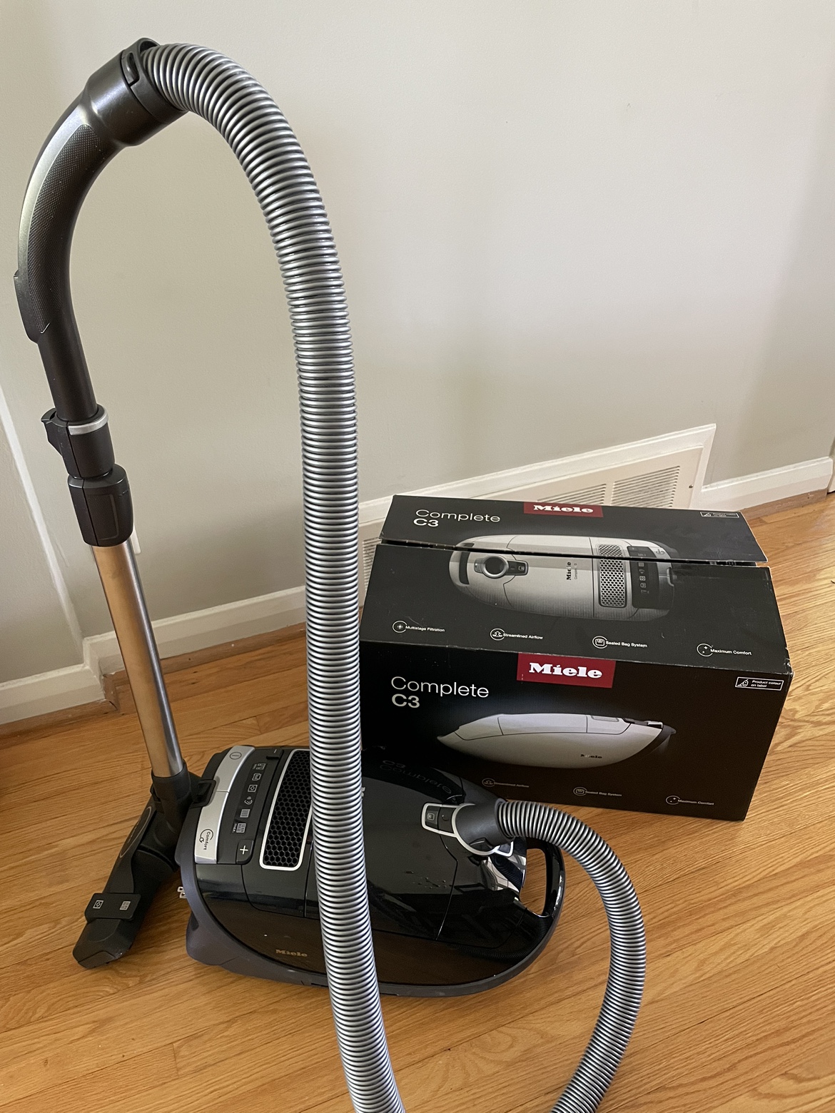 Miele Complete C3 Vacuum Cleaner black / Made in Germany image indicator(6)