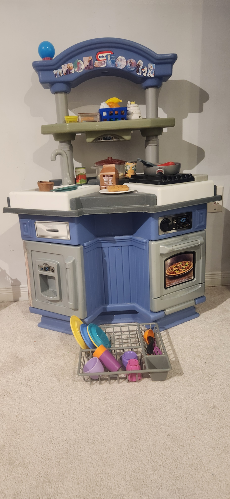 Kid's kitchen set