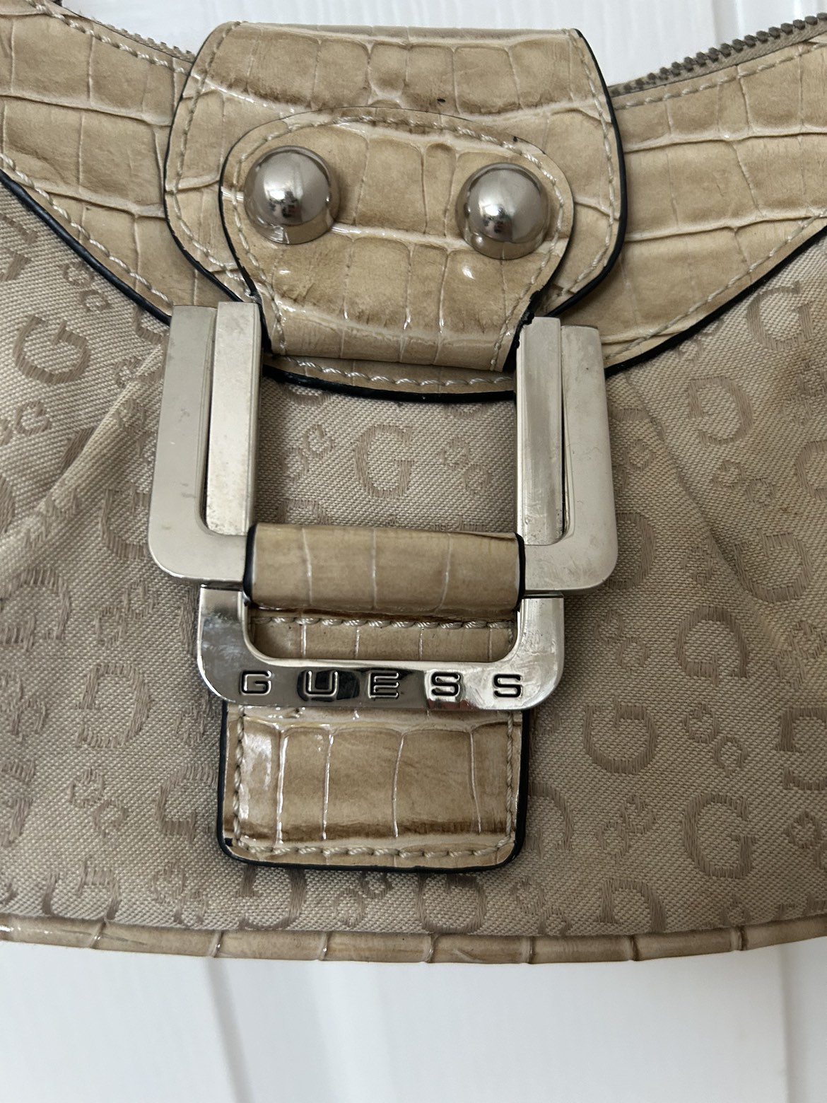 Guess purse image indicator(2)
