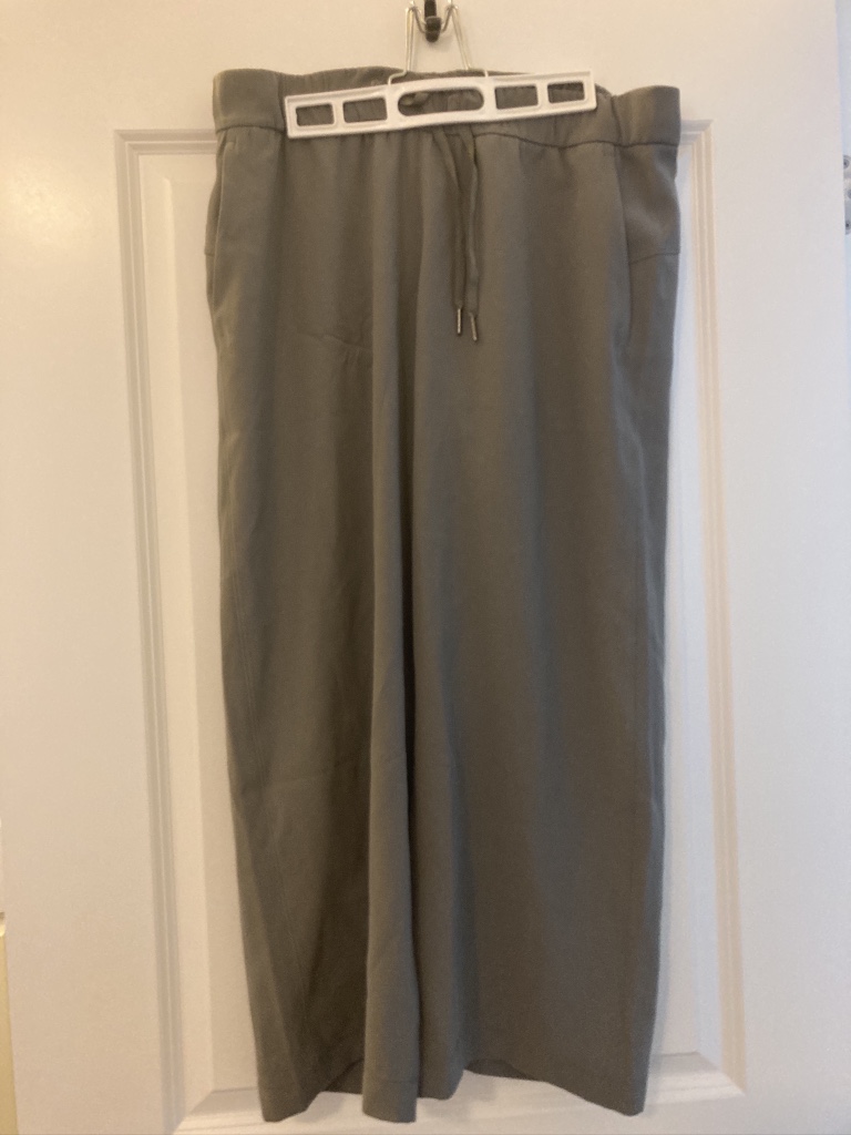 Lululemon wide leg capri khaki size 10 thumbnail