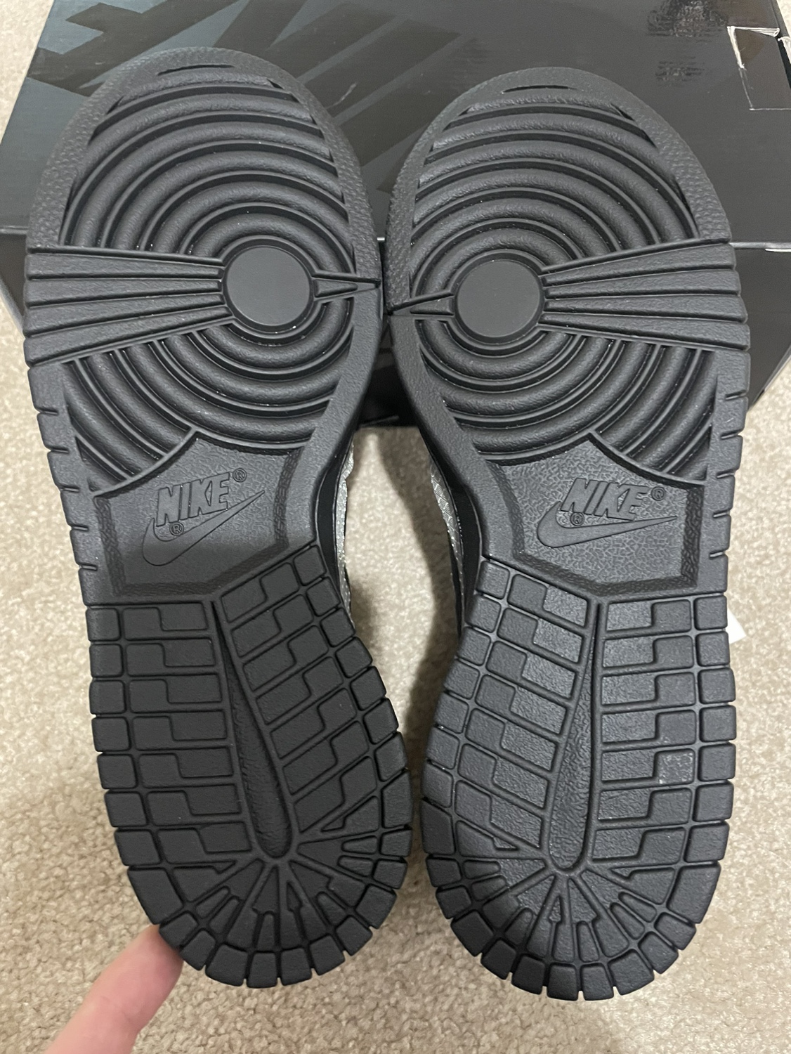 Women’s Nike + Com de Garsons low dunk size 8.5 image indicator(4)