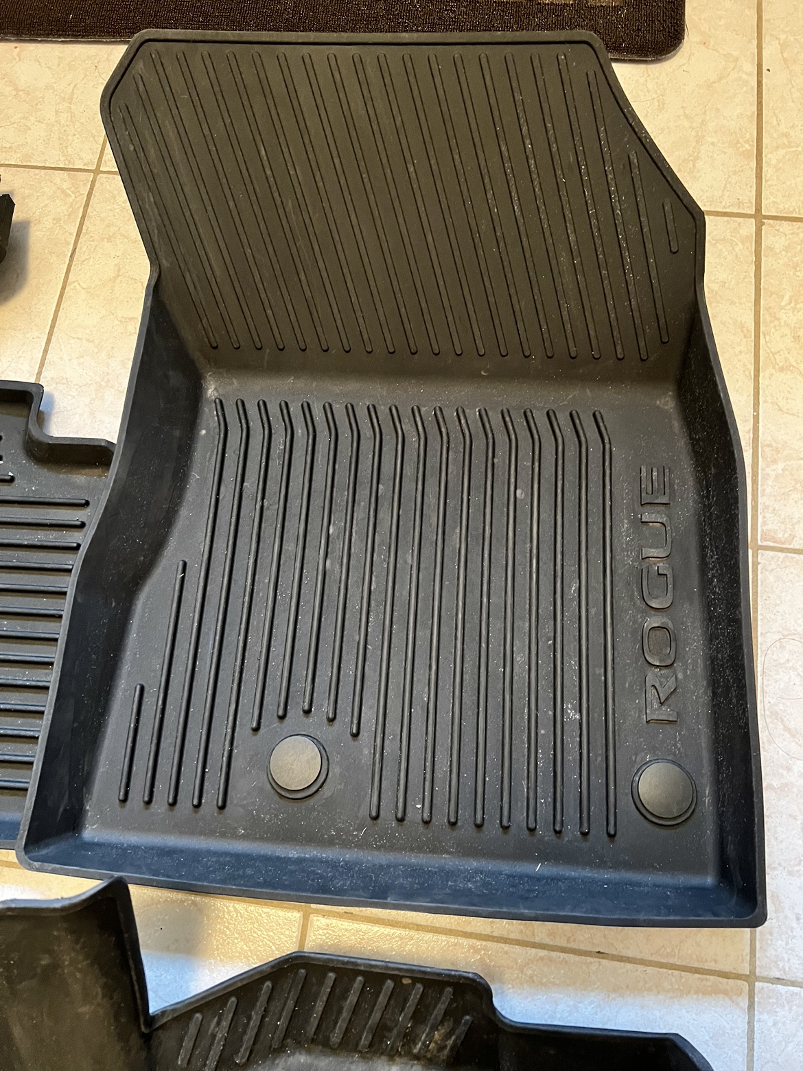 Used 2023 Nissan Rogue Molded all-season floor mats - 4 pieces - photo 4