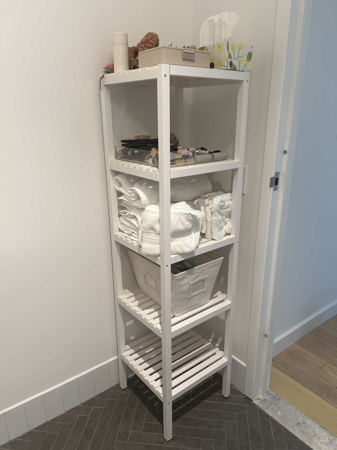 White shelf in perfect condition for $20