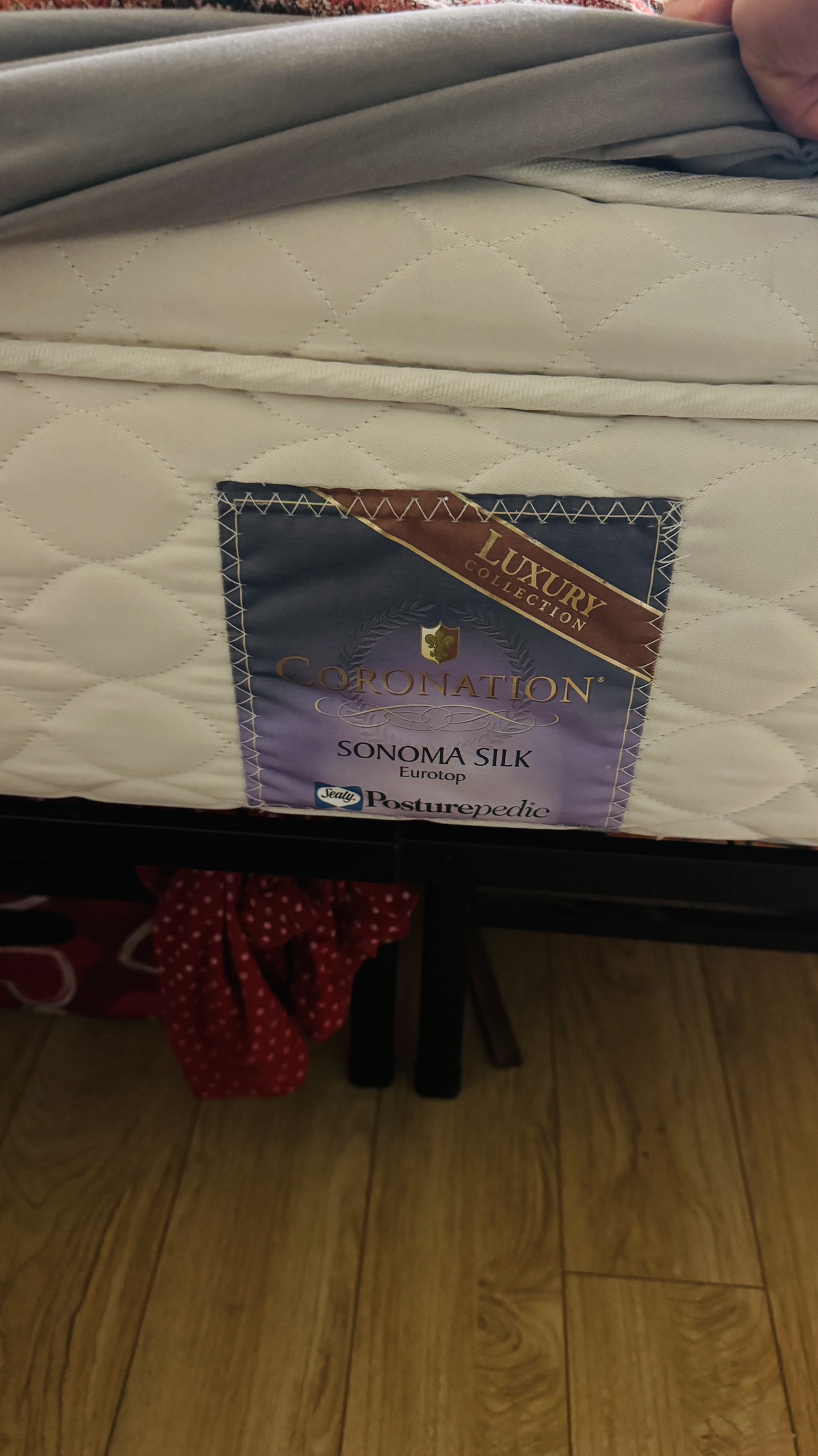 Moving sale selay queen mattress available till 4 - photo 3