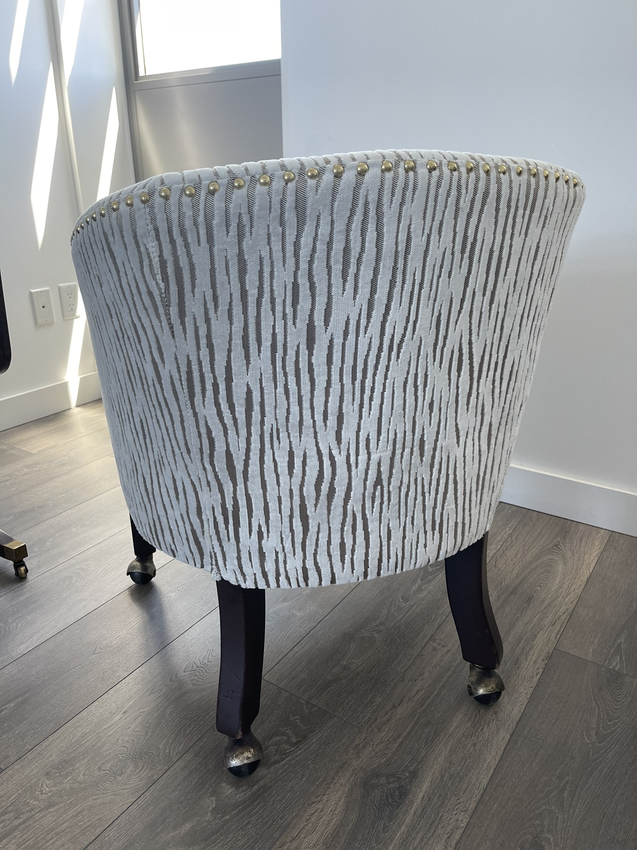 Upholstered accent chair - photo 3
