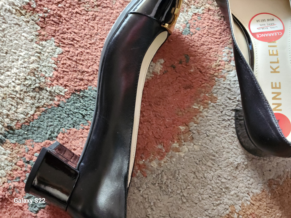 Anne Klein black leather pumps image indicator(2)