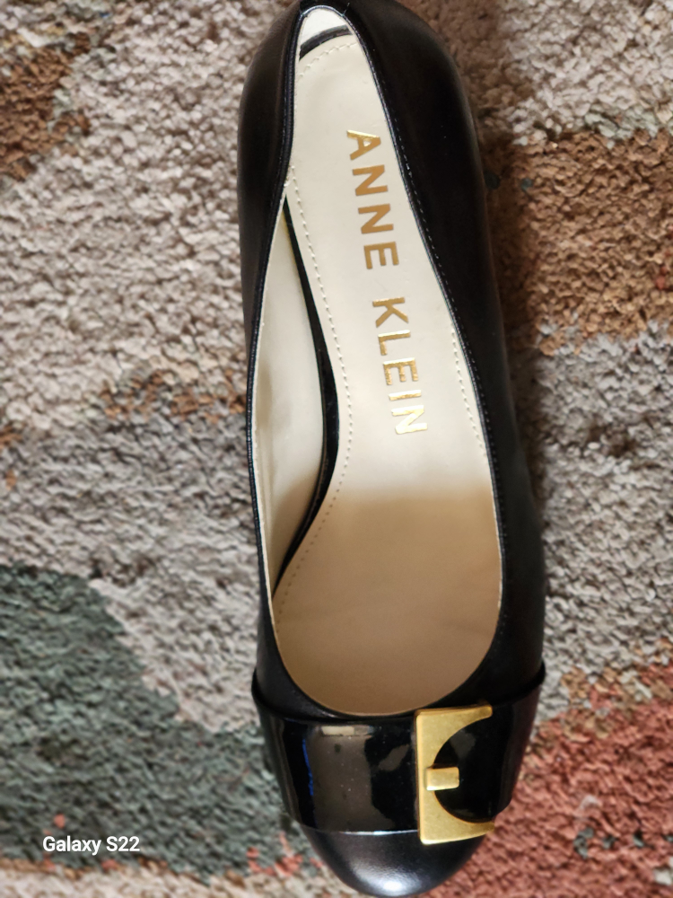 Anne Klein black leather pumps image indicator(3)
