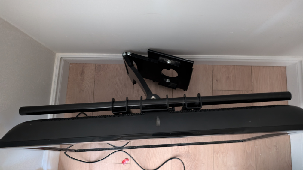 Samsung TV 32 inch with Wall mount image indicator(2)