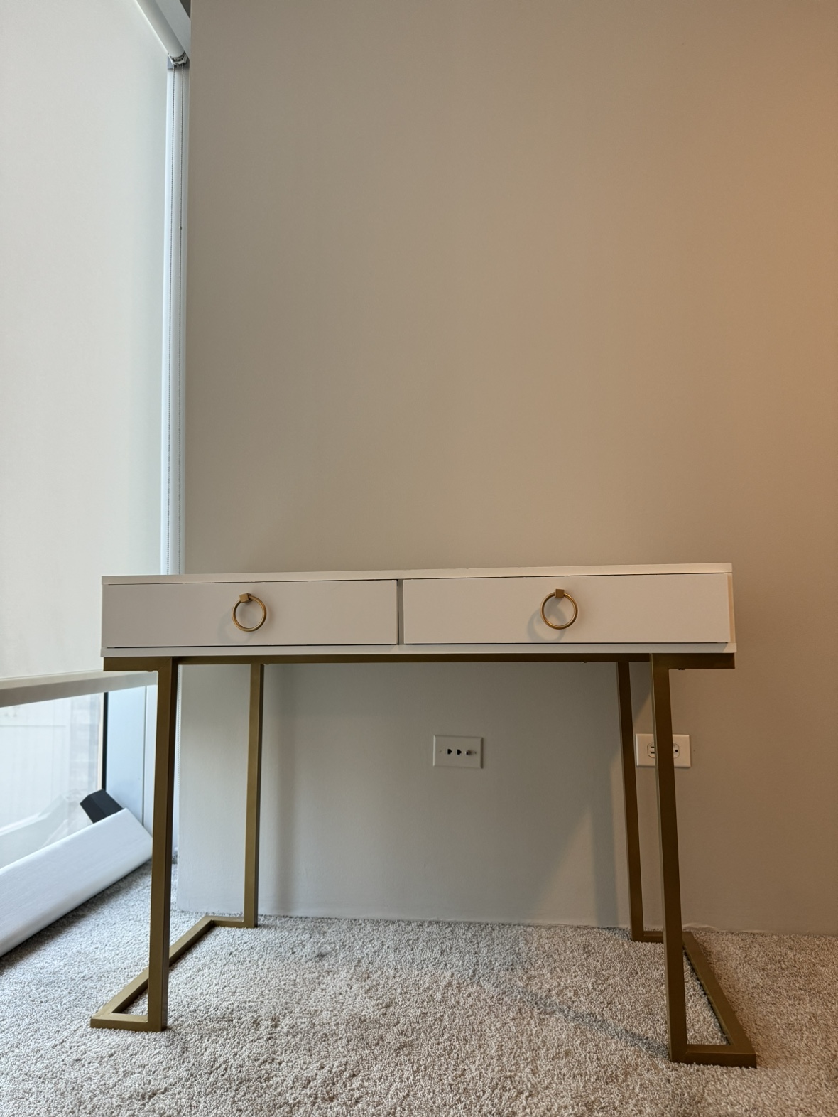 Desk - photo 2