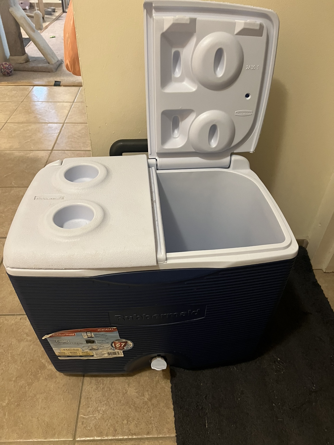 Rubbermaid cooler 45qt - photo 3