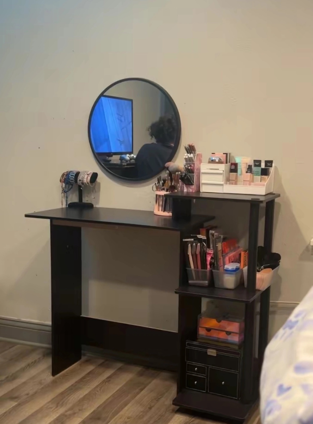 Desk - photo 3